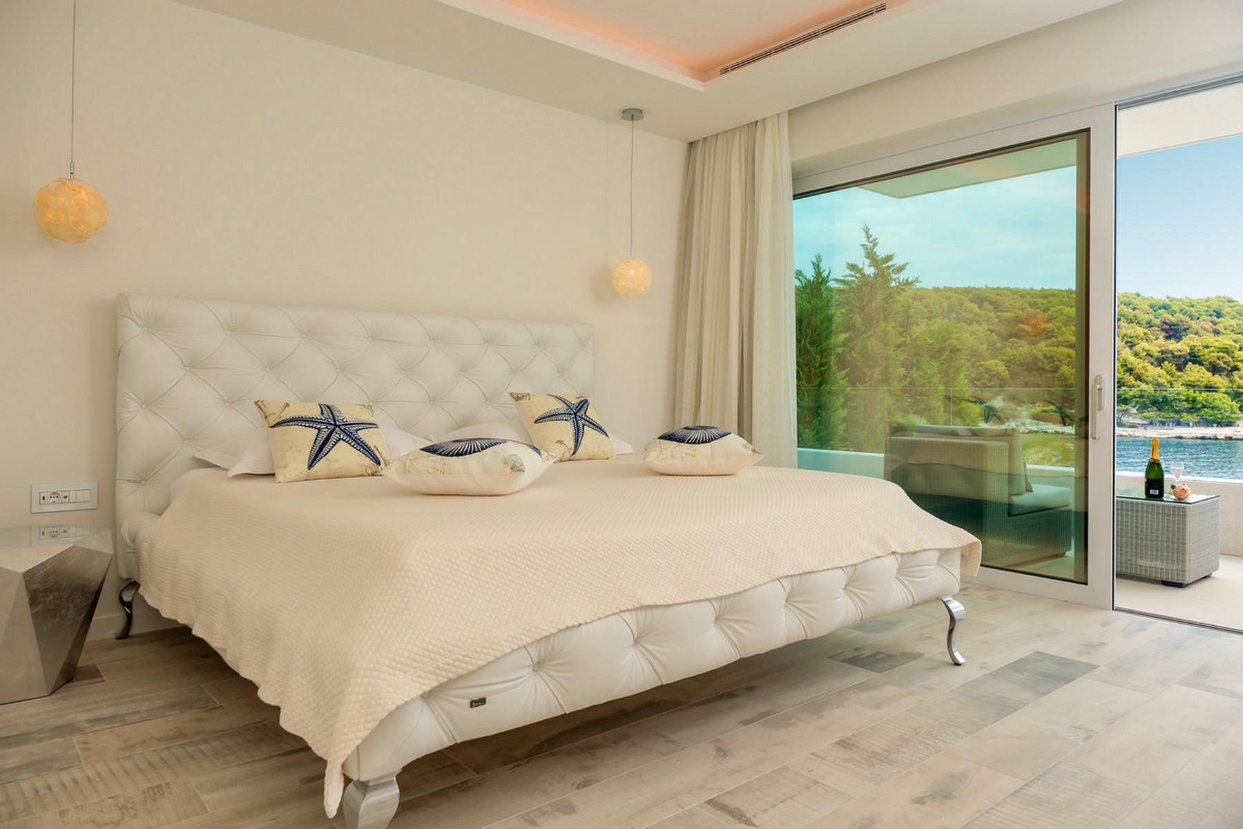 Bedroom with terrace and a sea view