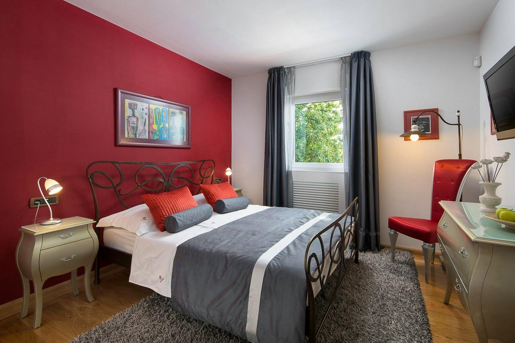 Red details in the double bedroom