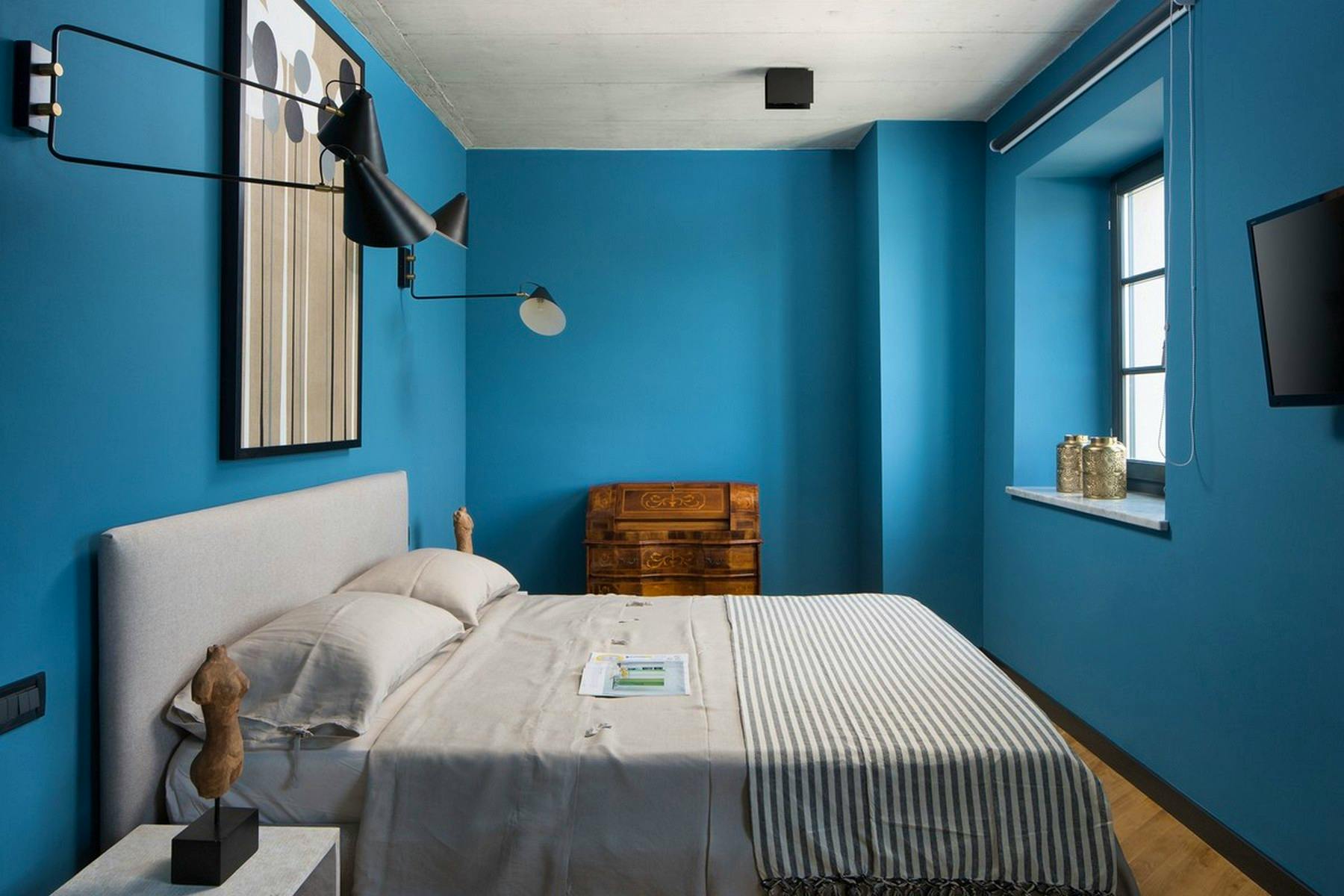 Dvokrevetna spavaonica s plavim zidovima