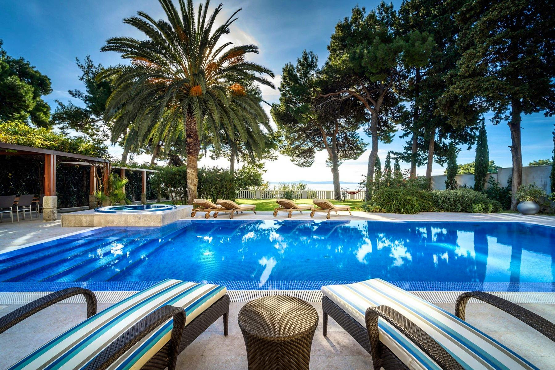 Swimming pool overlooking the Adriatic sea 