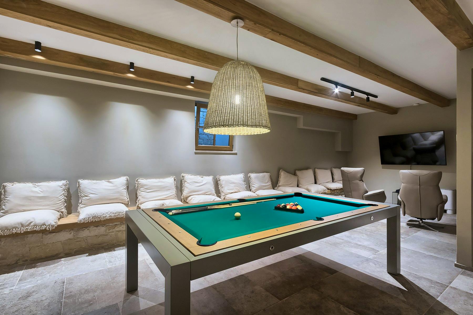 Entertainment room with pool table