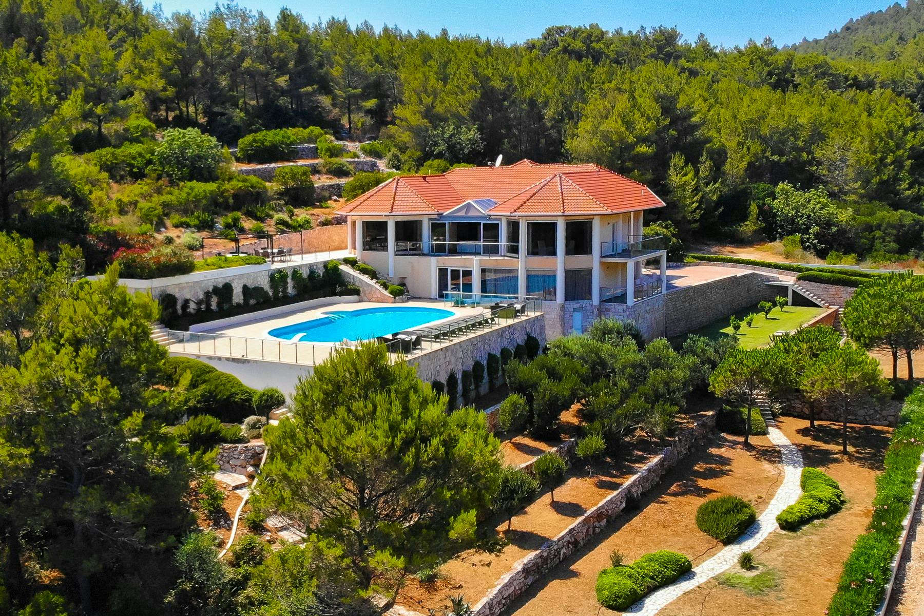 Extraordinary villa with swimming pool on spacious plot
