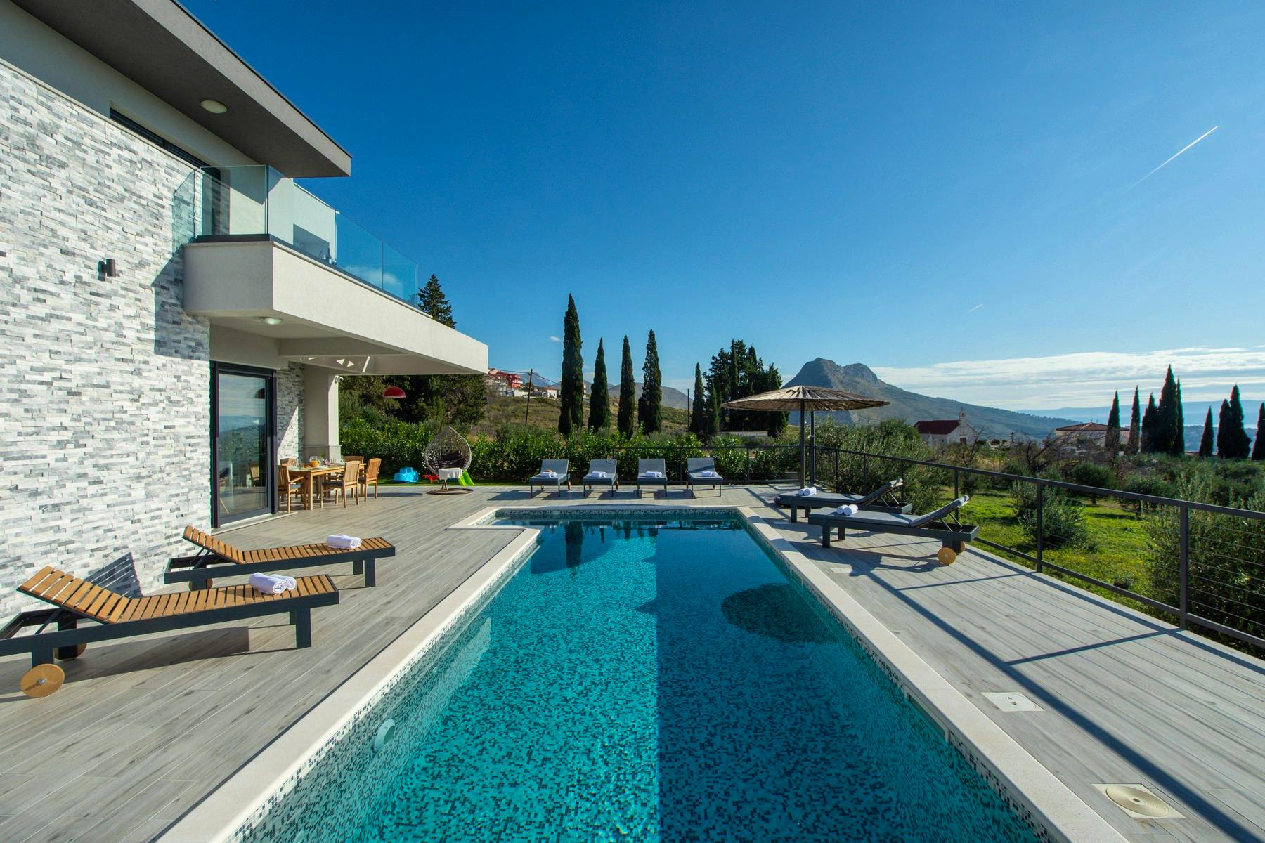 Modern villa in a quiet environment close to Split for sale