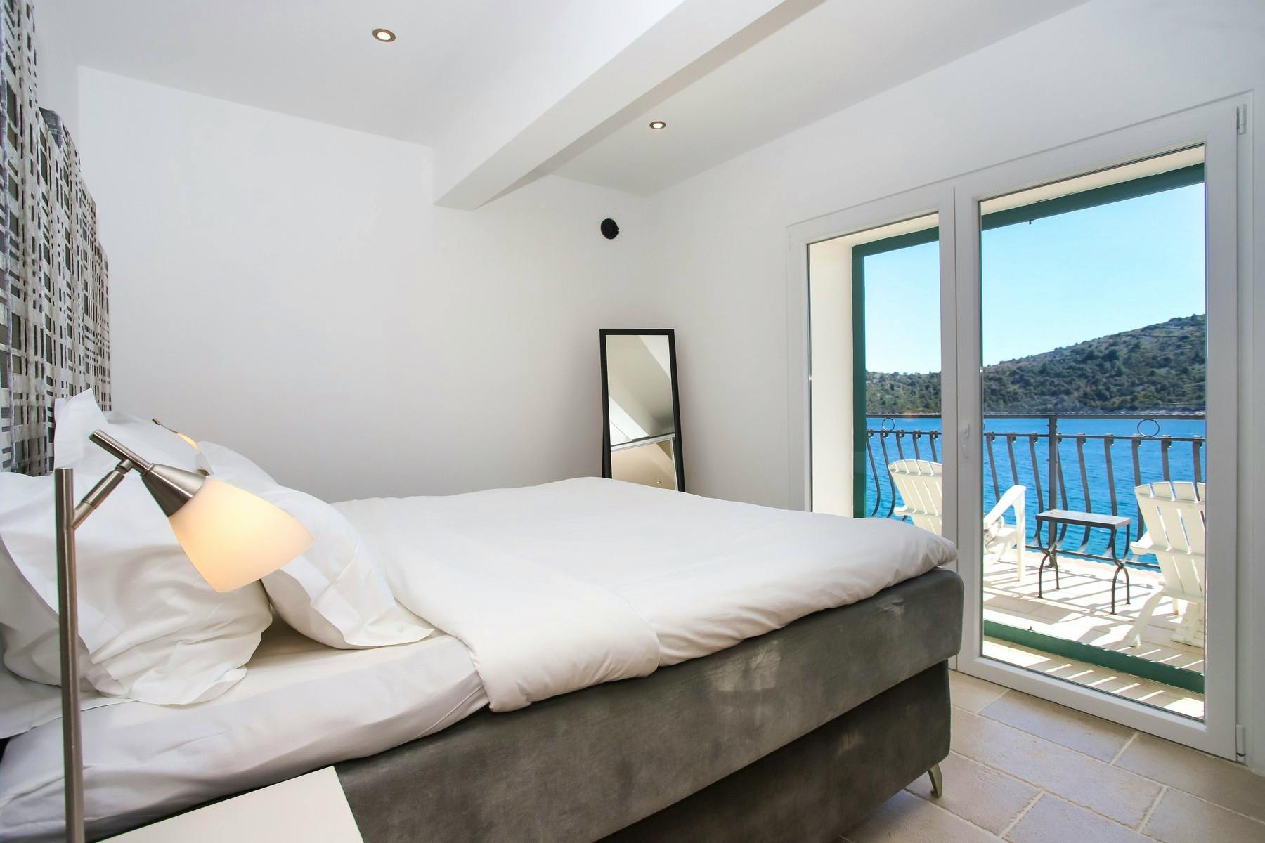 Moderna spavaća soba s pogledom na more