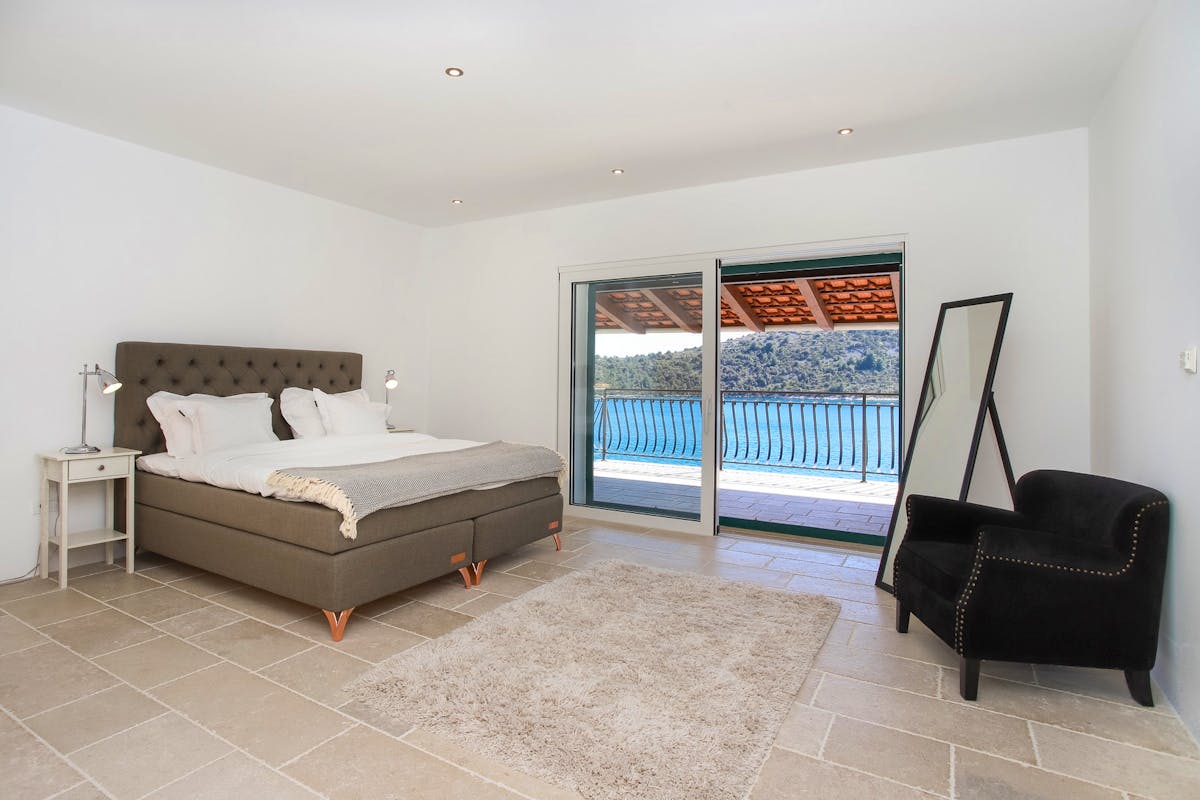 Spacious en-suite bedroom with sea view