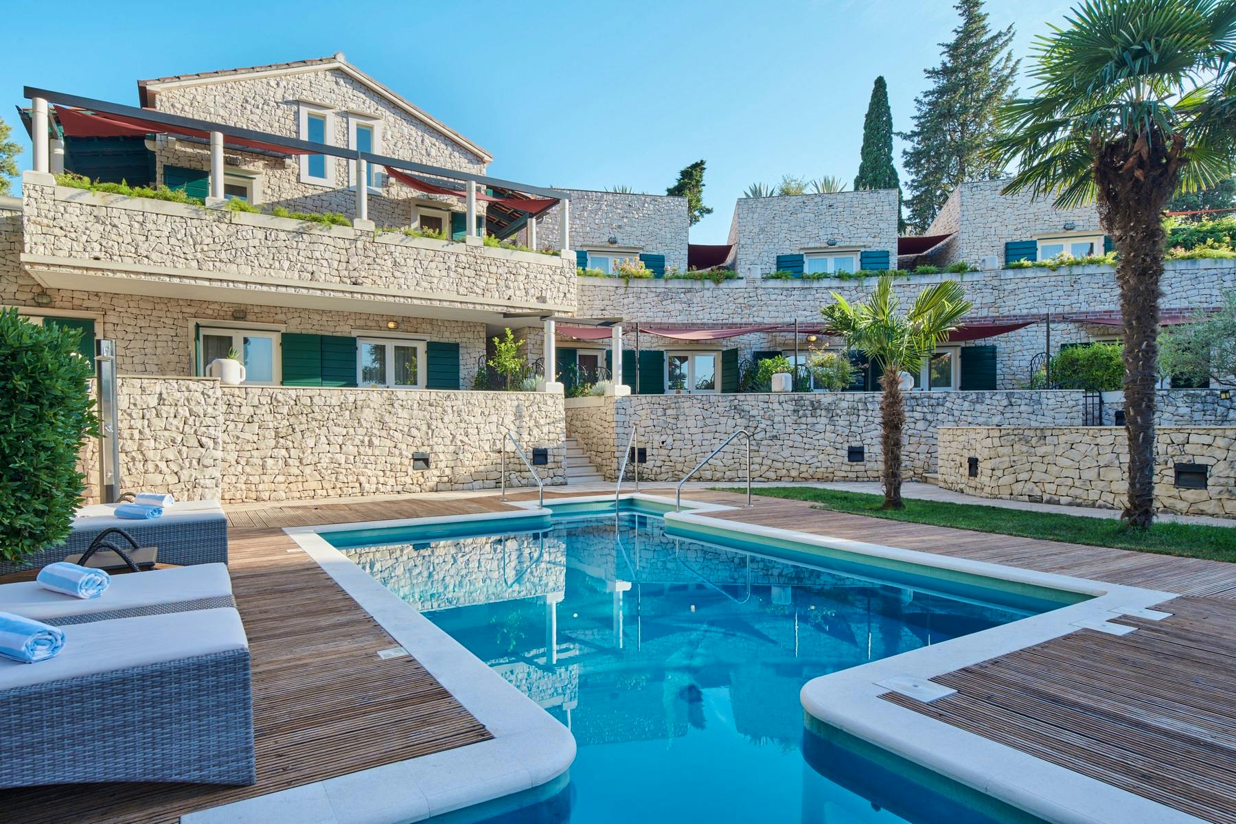 Luxurious stone villa with pool available for rent