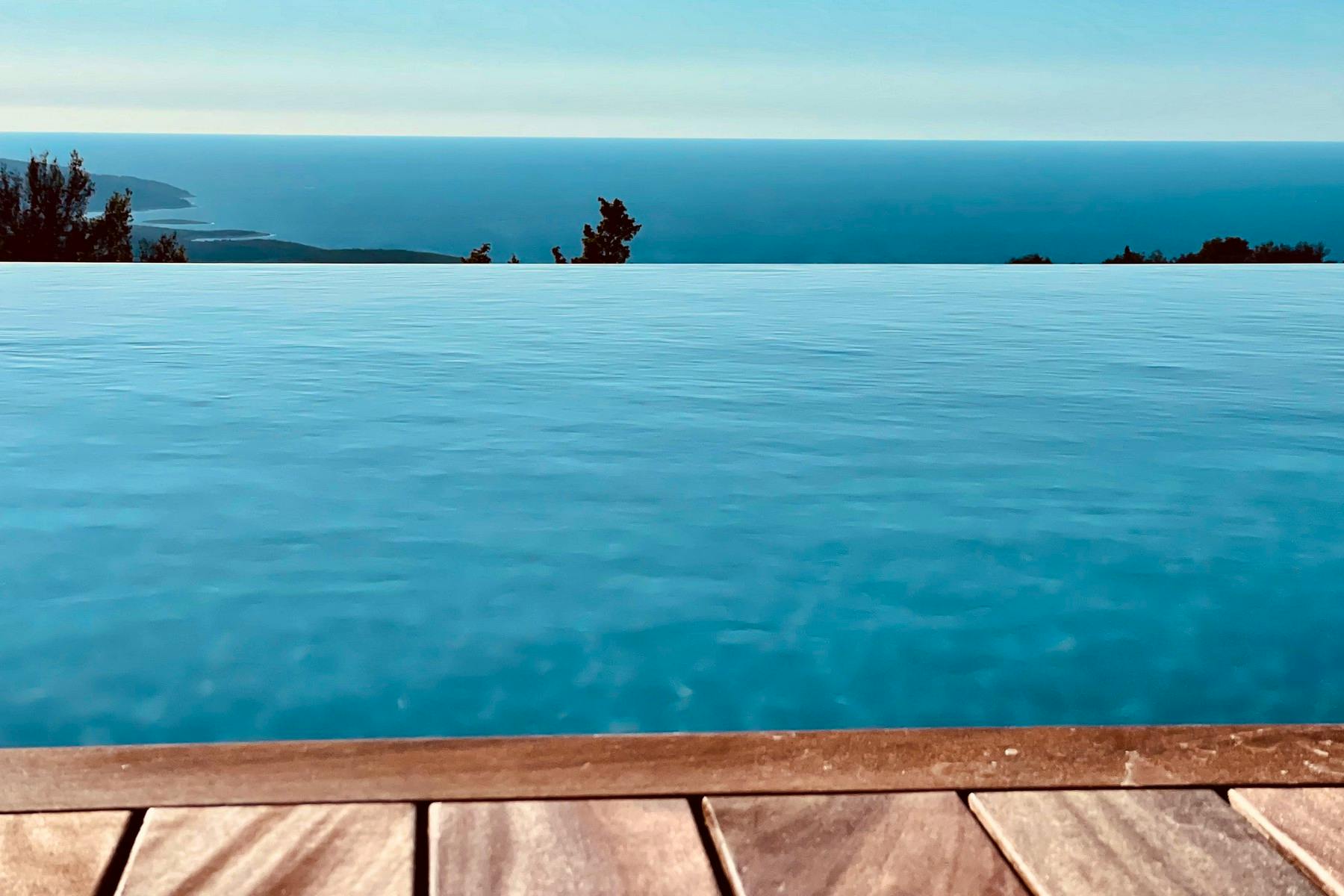 Infinity pool in front of the villa