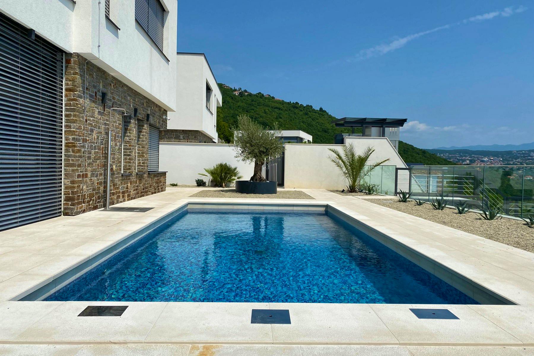 Newly built modern villa with swimming pool and view of Opatija