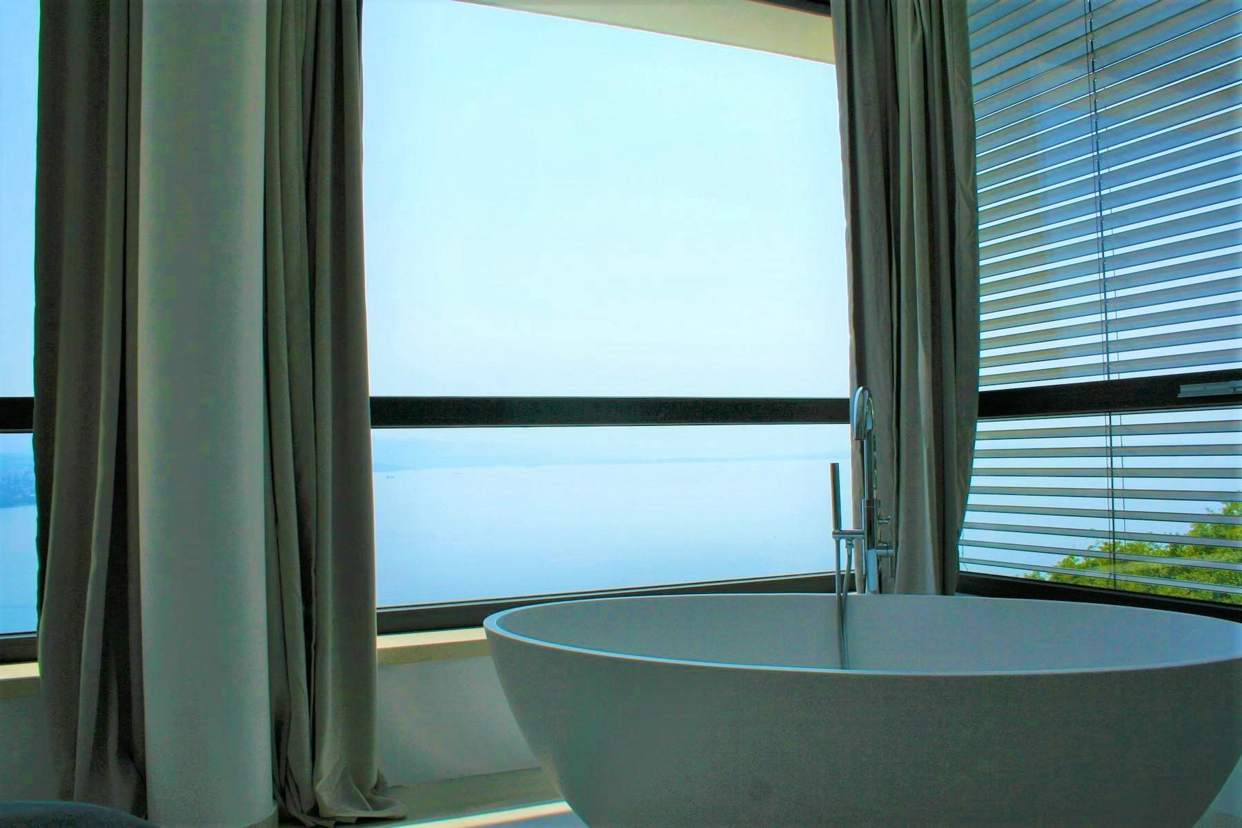 Stunning sea view from the bathroom