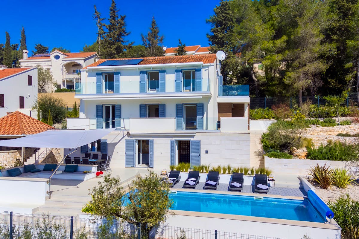 Renovirana kamena vila s bazenom