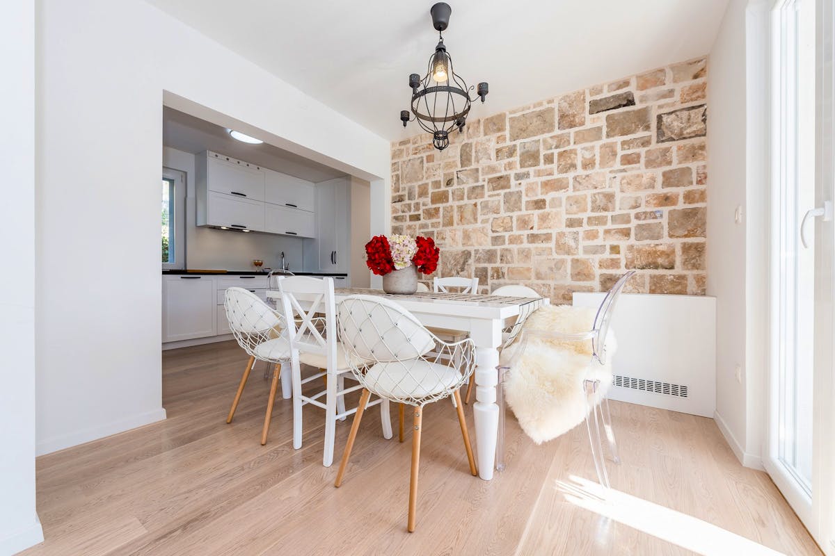 Moderna kuhinja s blagovaonicom