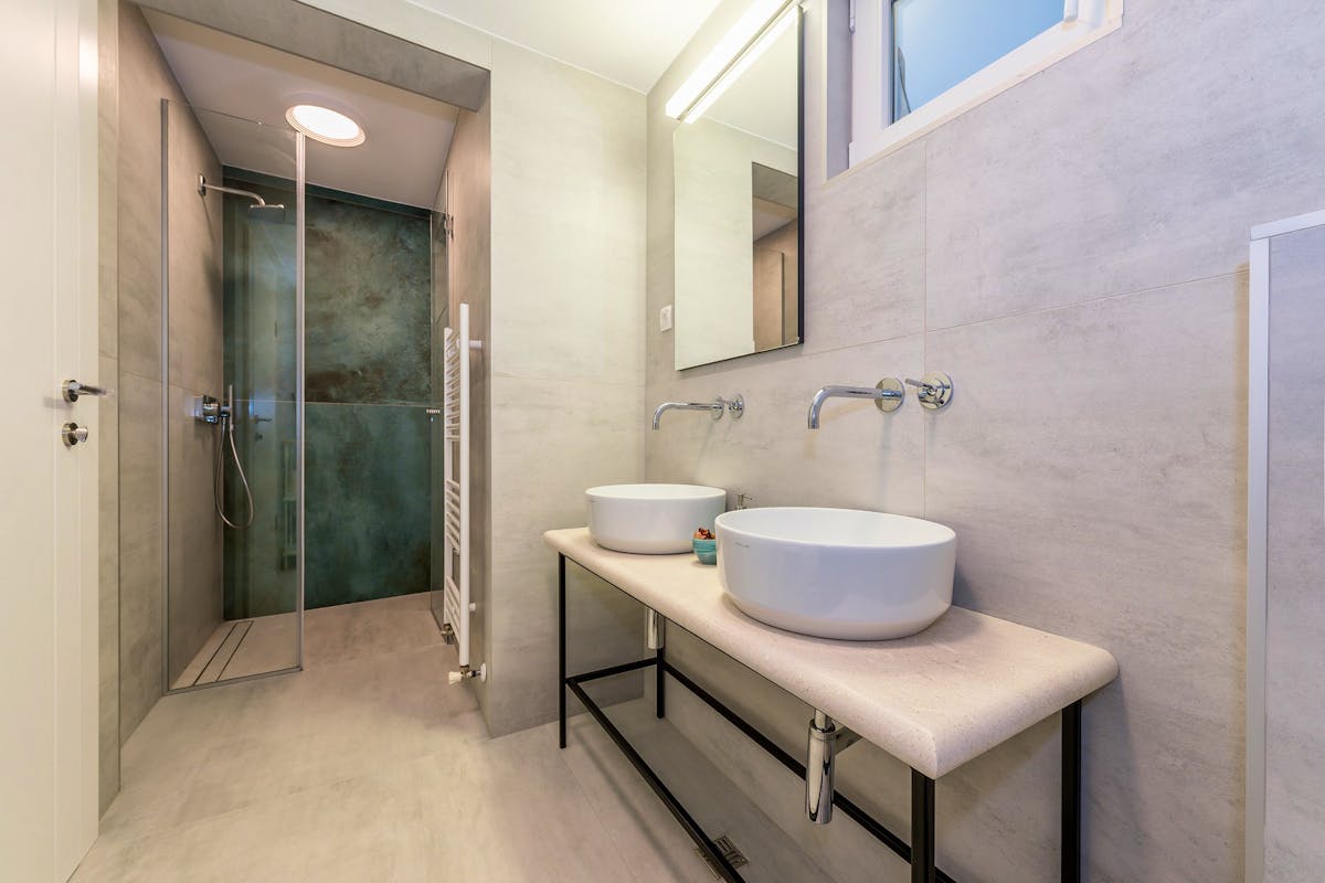 Prostrana kupaonica s dvostrukim umivaonikom i tušem