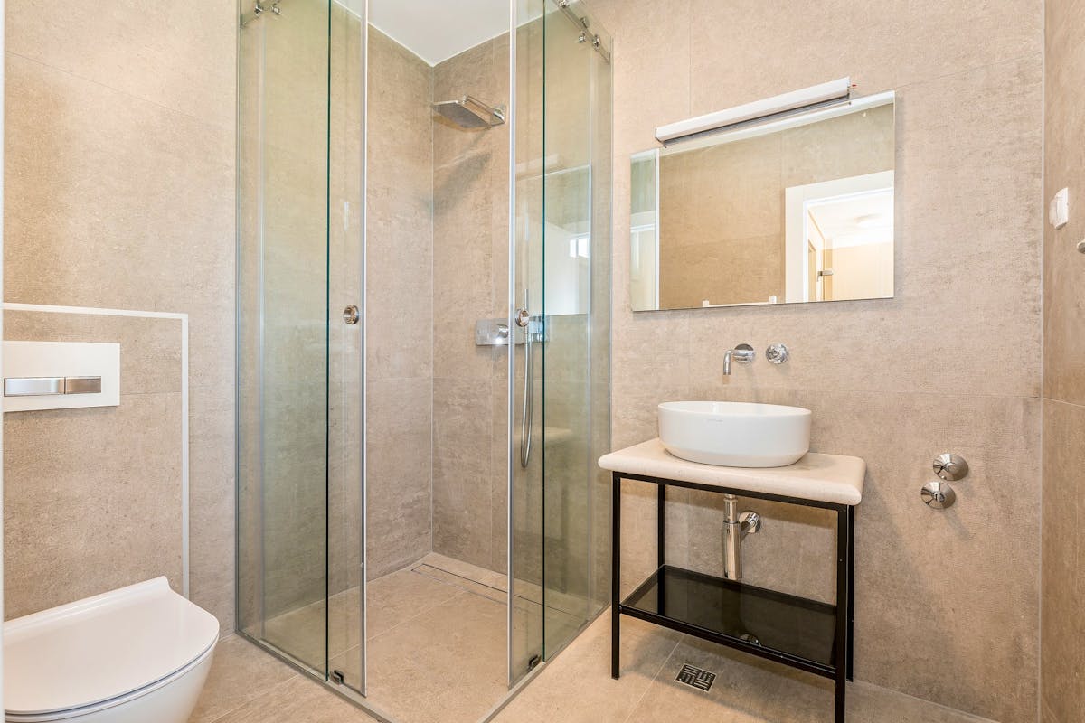 Moderna kupaonica s tušem