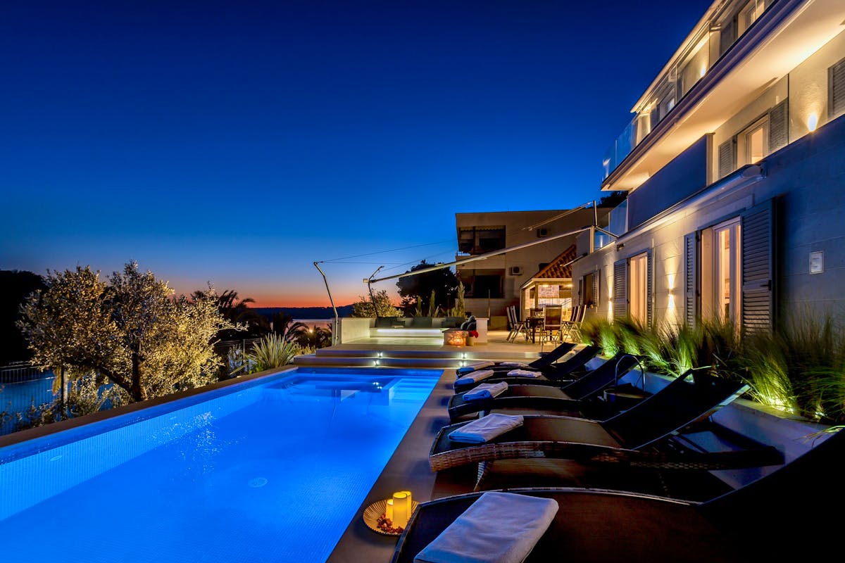 Noćni ugođaj kamene vile uz more