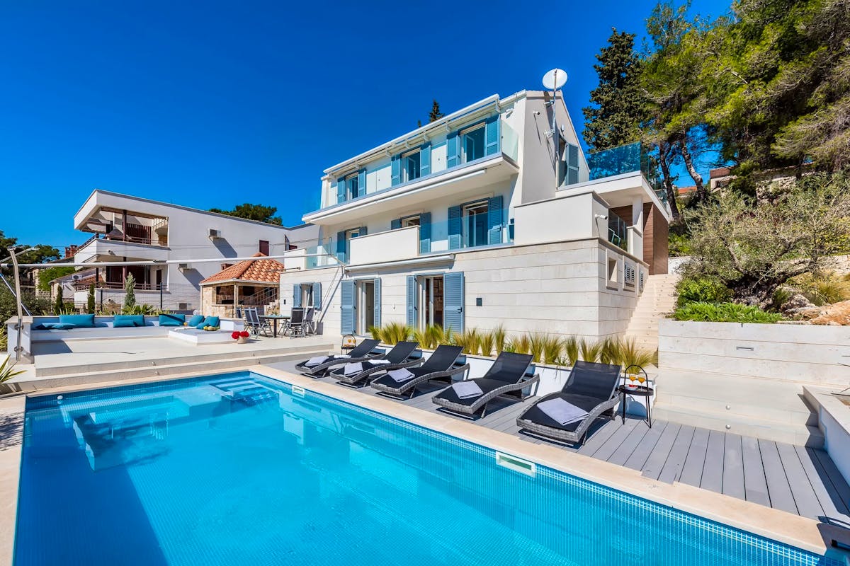 Luksuzna vila s bazenom na otoku Braču