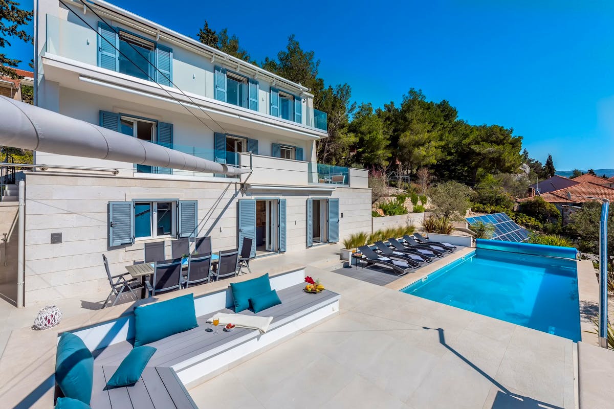 Kamena vila na prostranoj parceli uz more