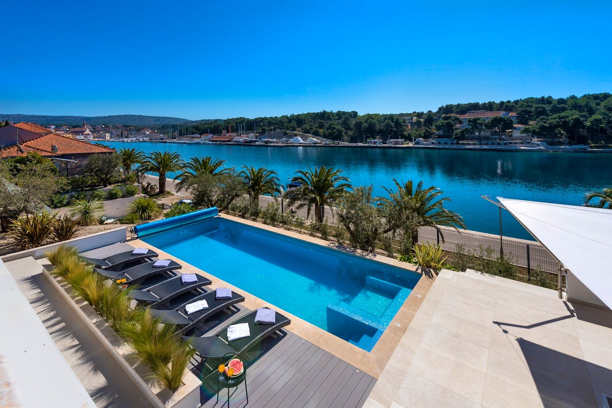 Zapanjujući pogled na bazen i more