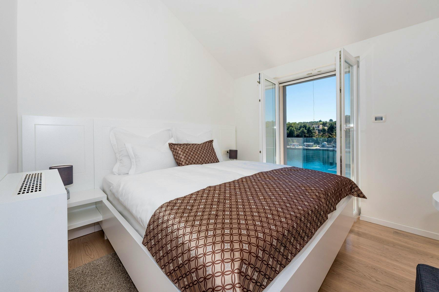 Moderna spavaća soba s pogledom na more