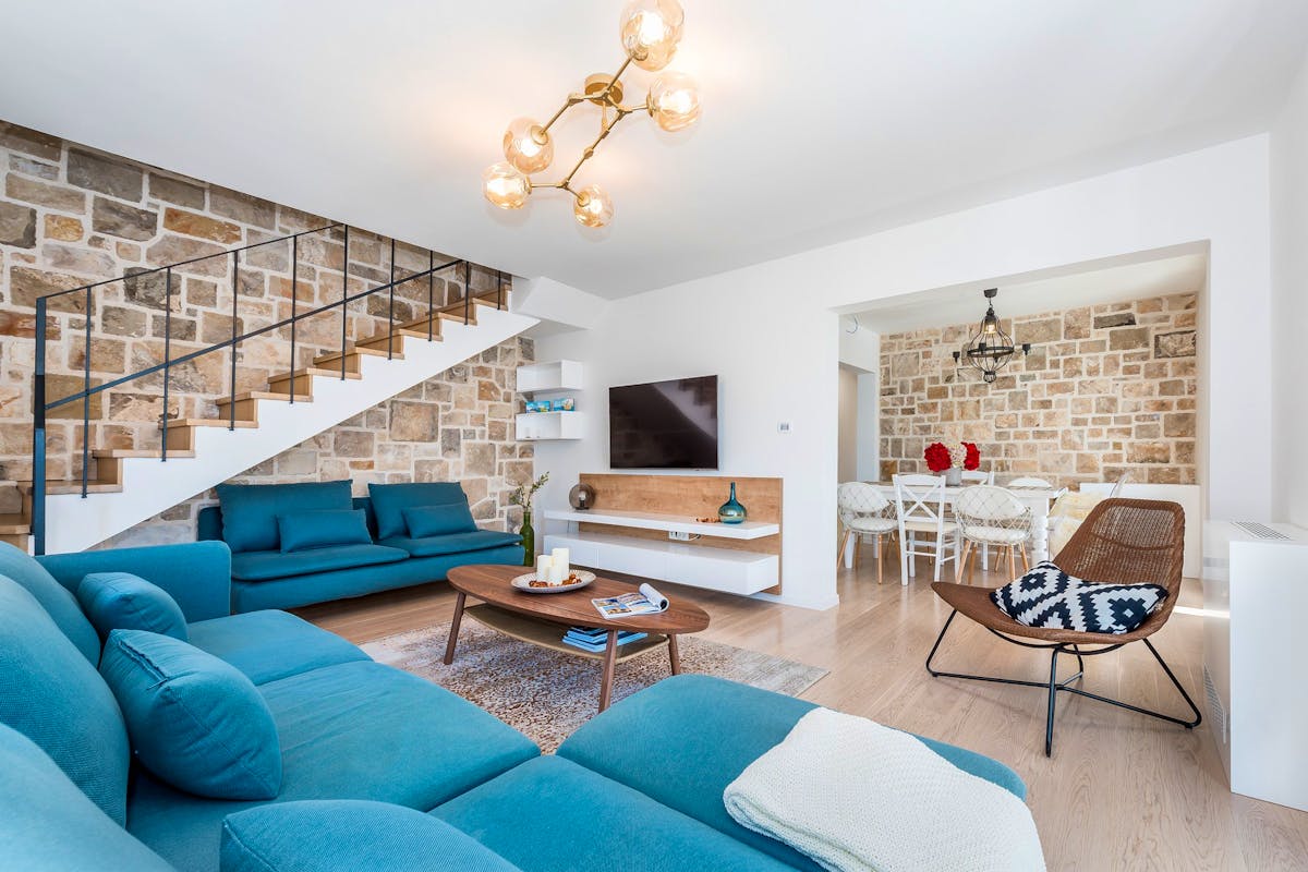 Prostrani dnevni boravak s kamenim naglaskom