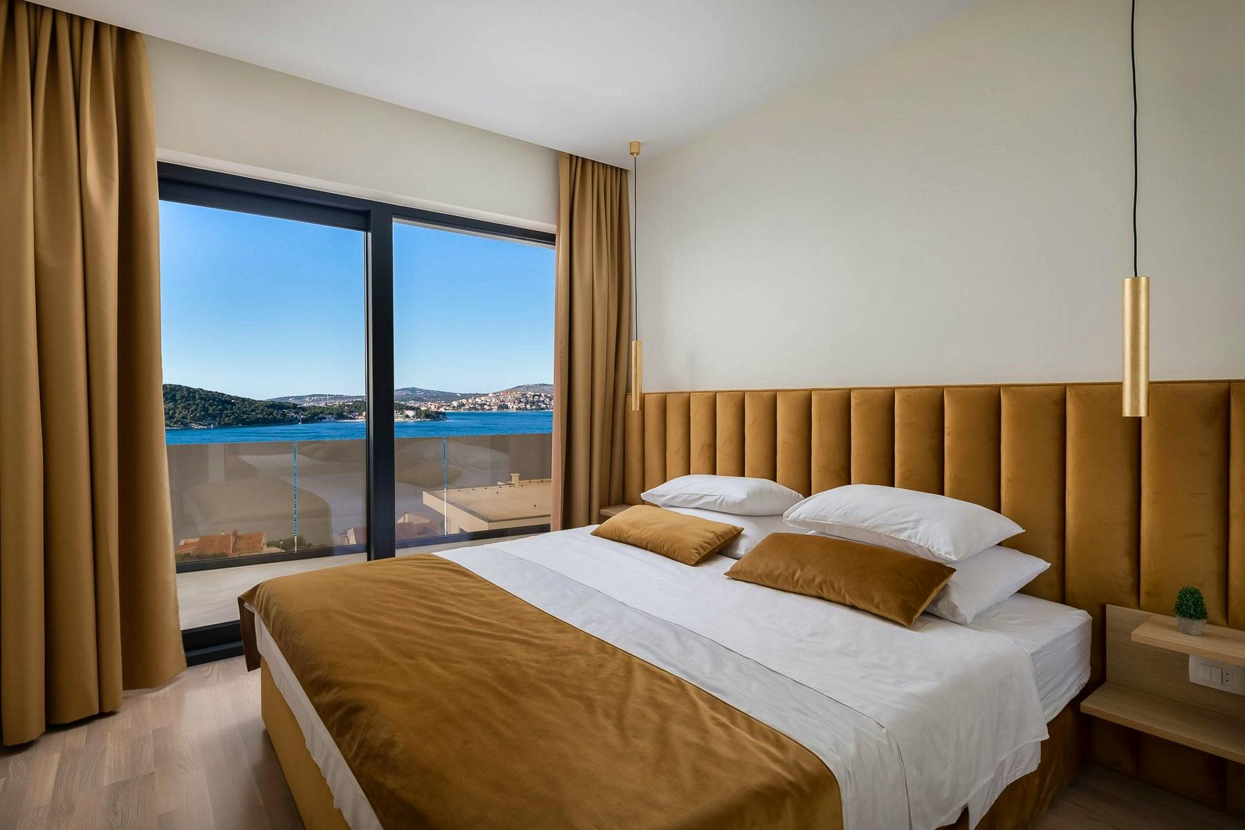 Spacious en-suite bedroom with sea view