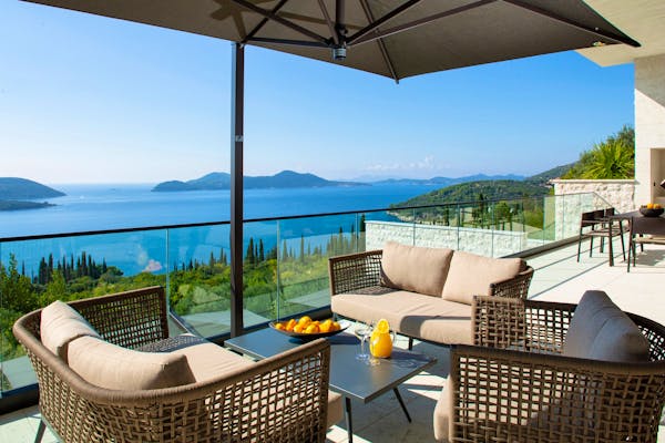 Lounge zona ispred vile s panoramskim pogledom na more