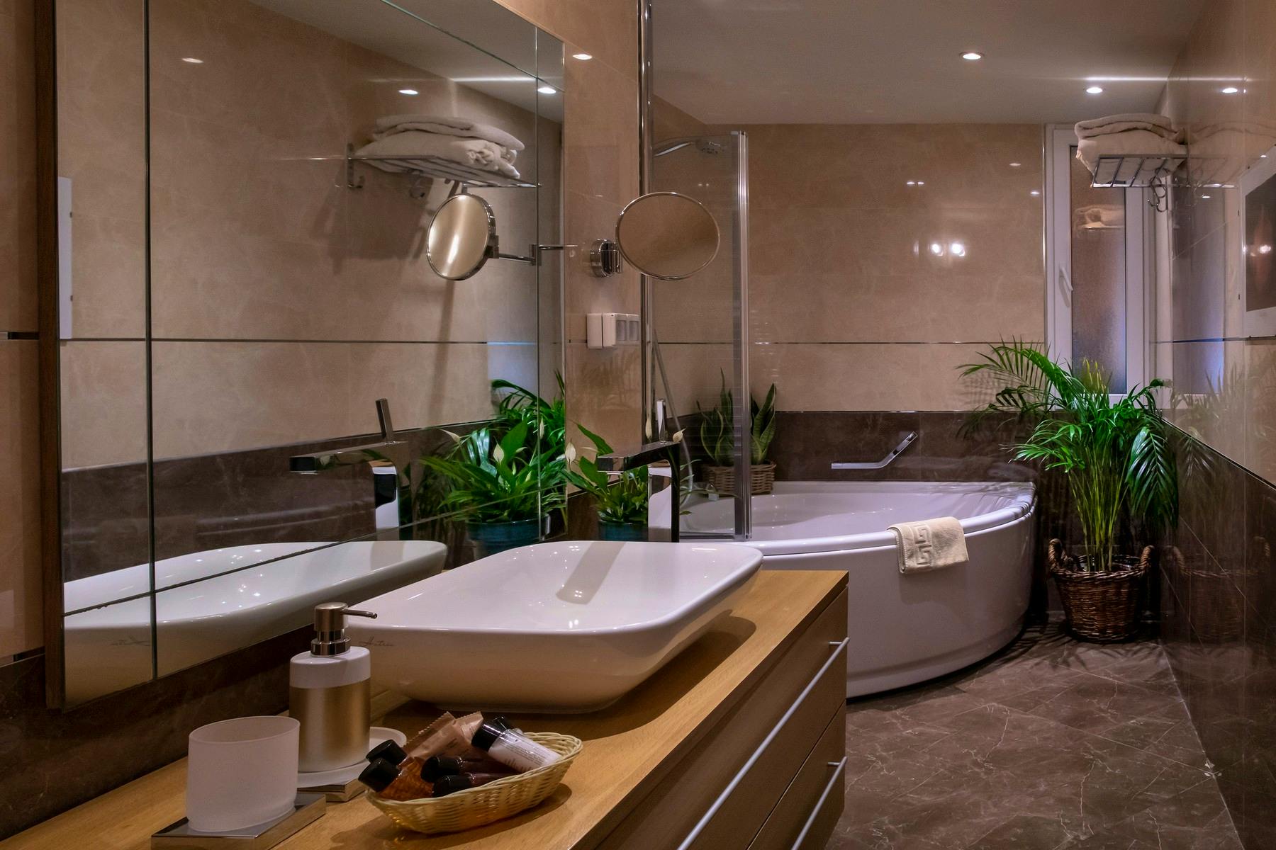 Luxurious bathroom area 