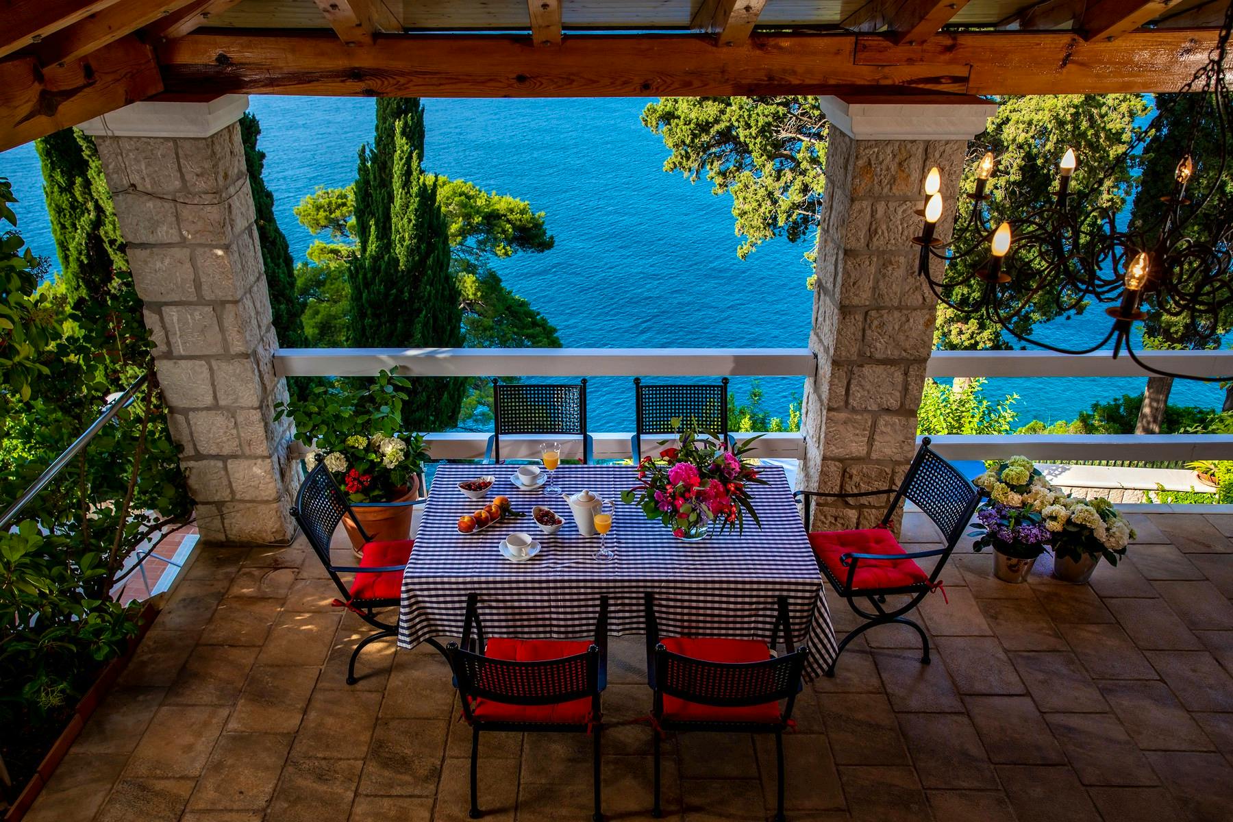 Outdoor table with stunning sea view 