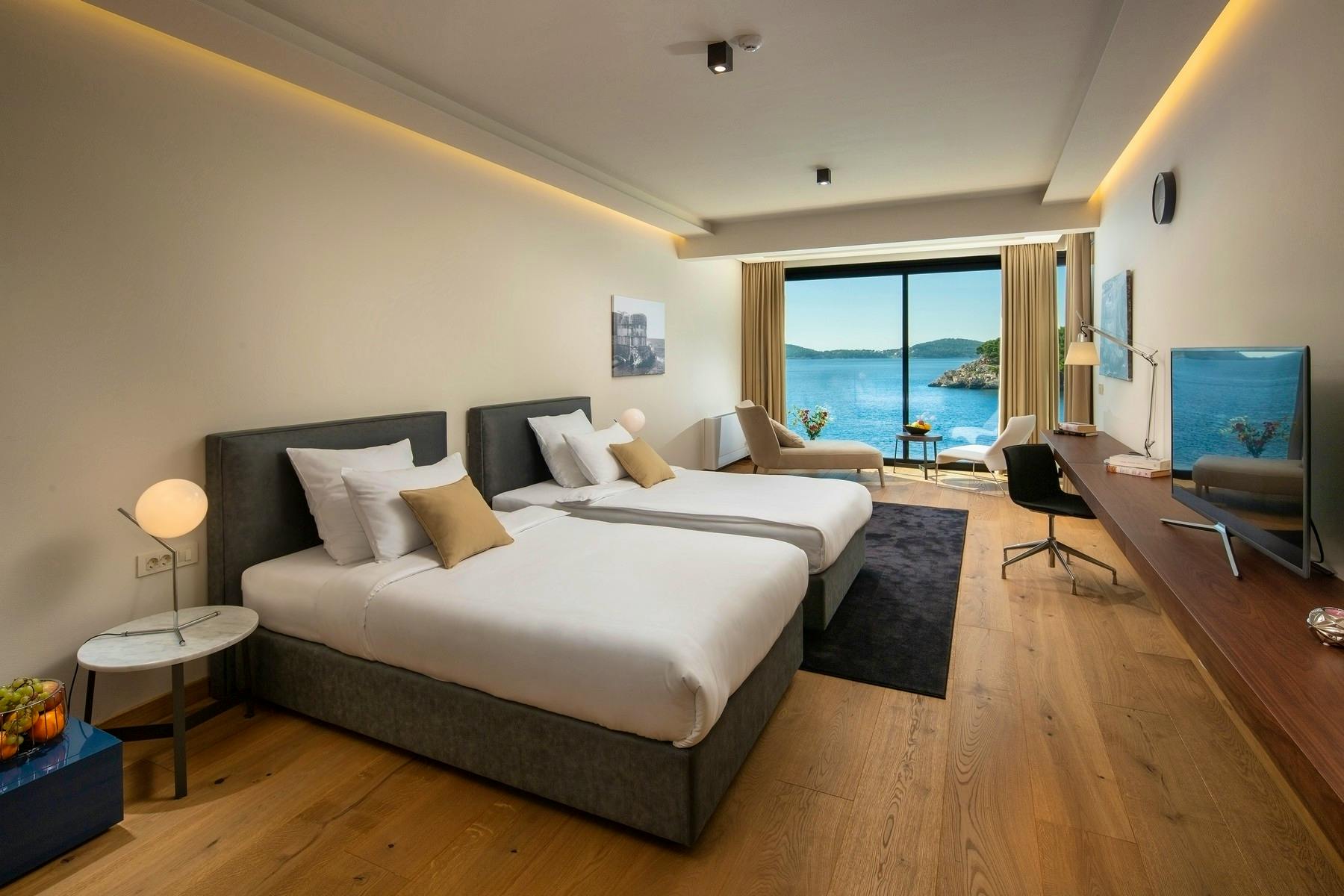 Double bedroom offers sea view