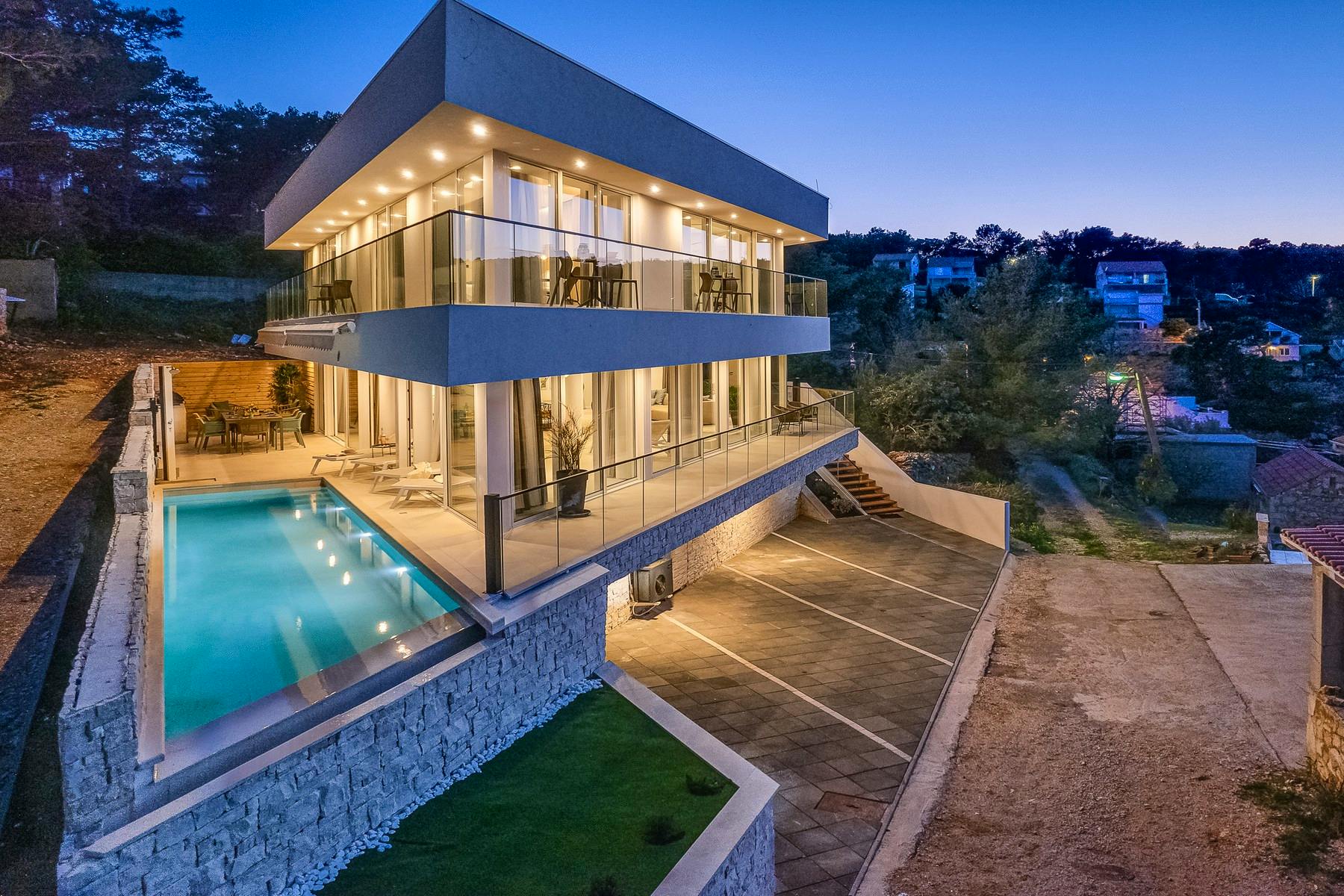 Contemporary villa for sale 