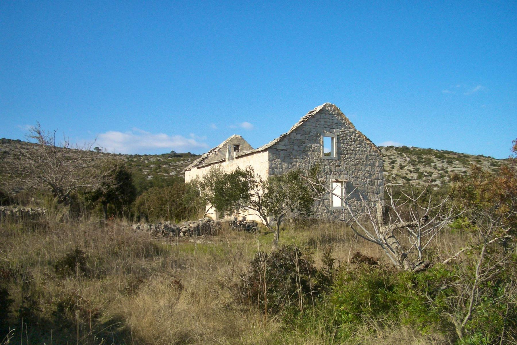 Kamena kuća na velikom zemljištu
