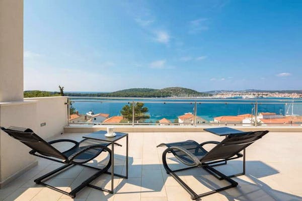 Moderna vila sa spektakularnim pogledom na more