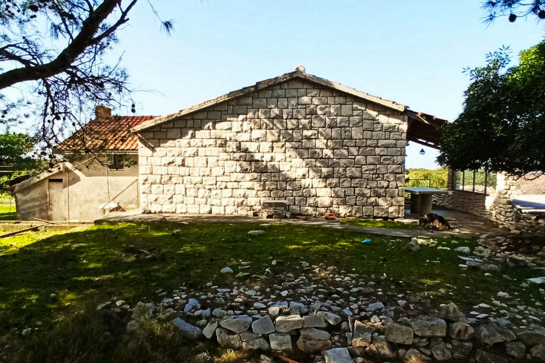 Stone building for reconstruction