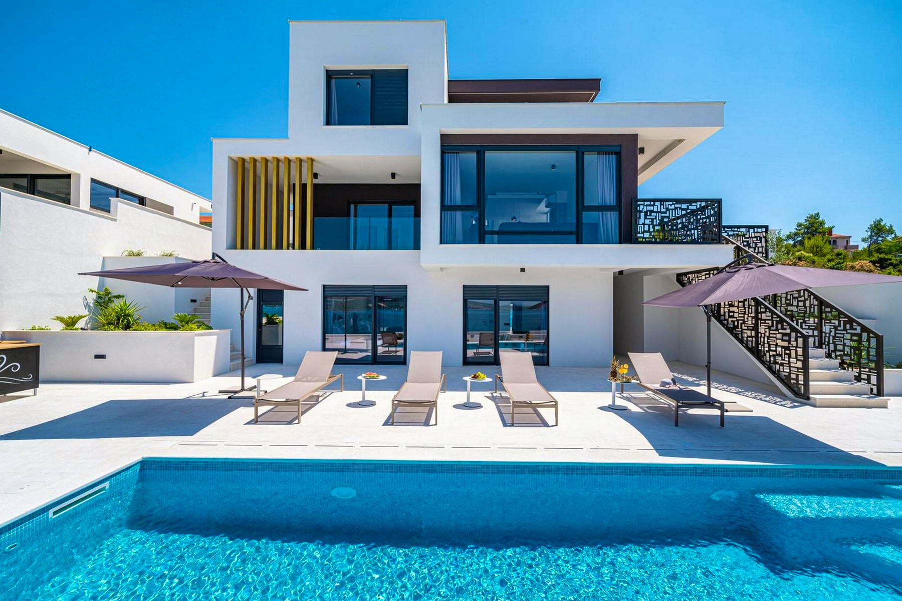 Contemporary villa with pool for sale 