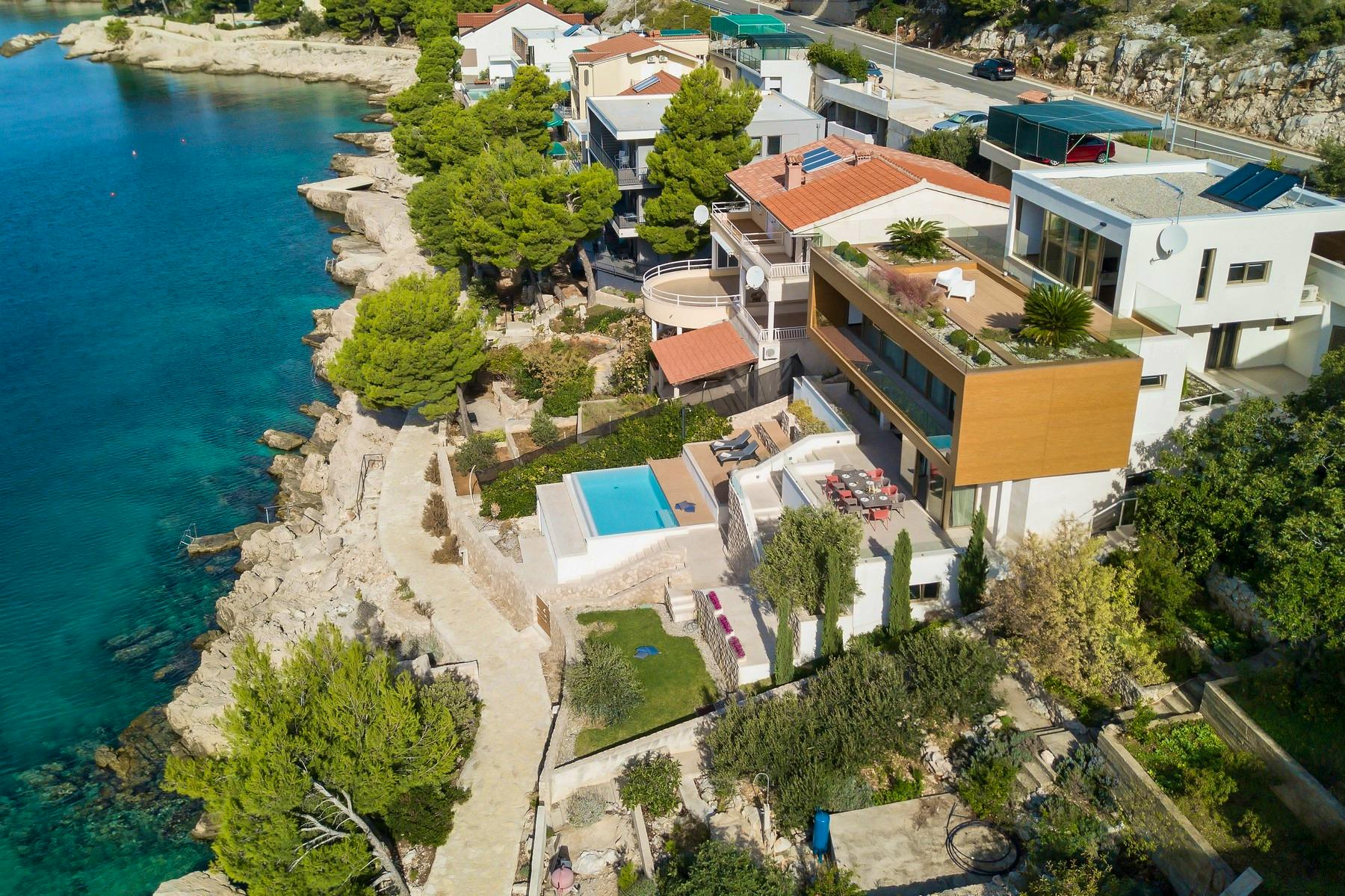Prestigious waterfront villa for rent