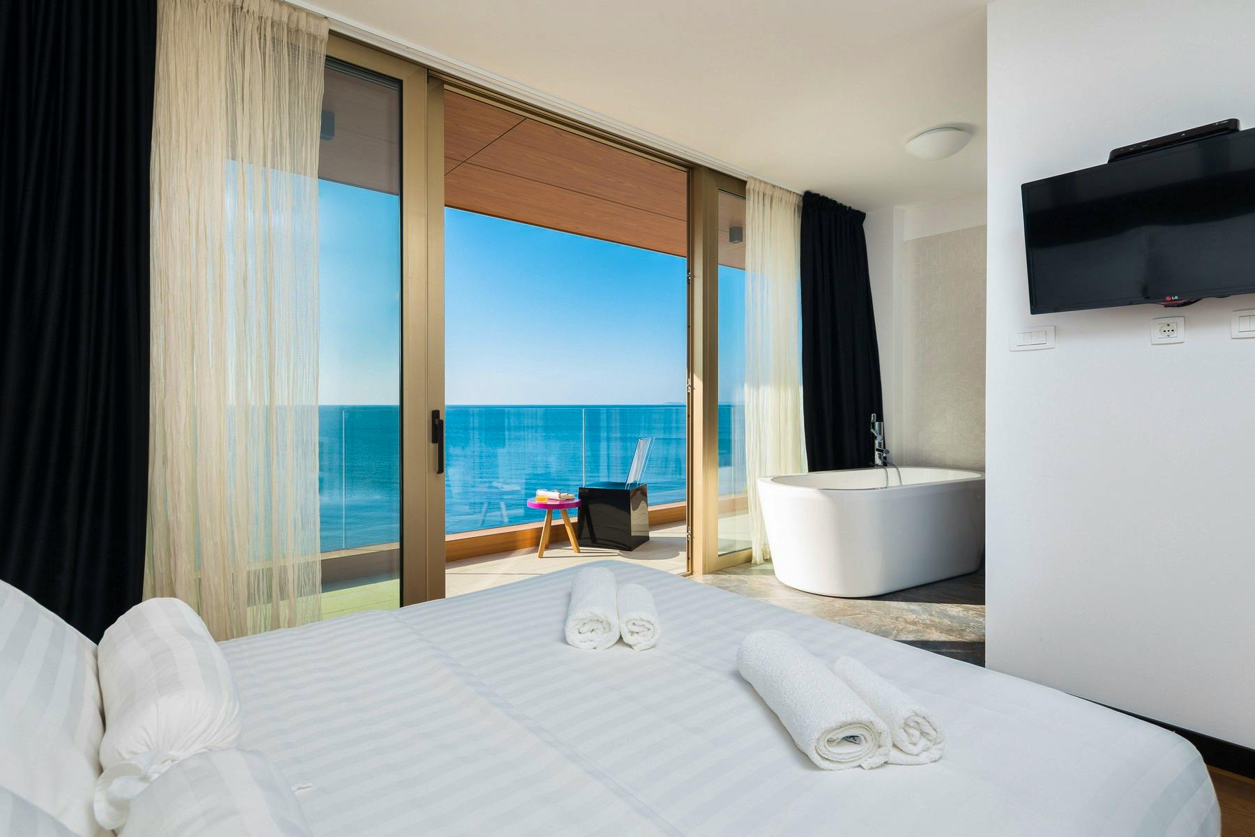 Dvokrevetna spavaća soba s lijepim pogledom na more
