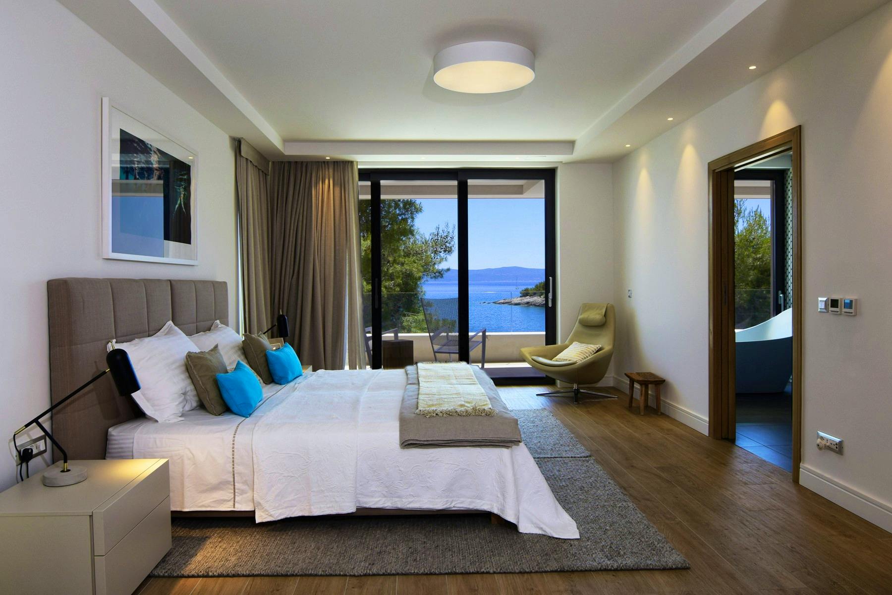 Prostrana spavaća soba s pogledom na more