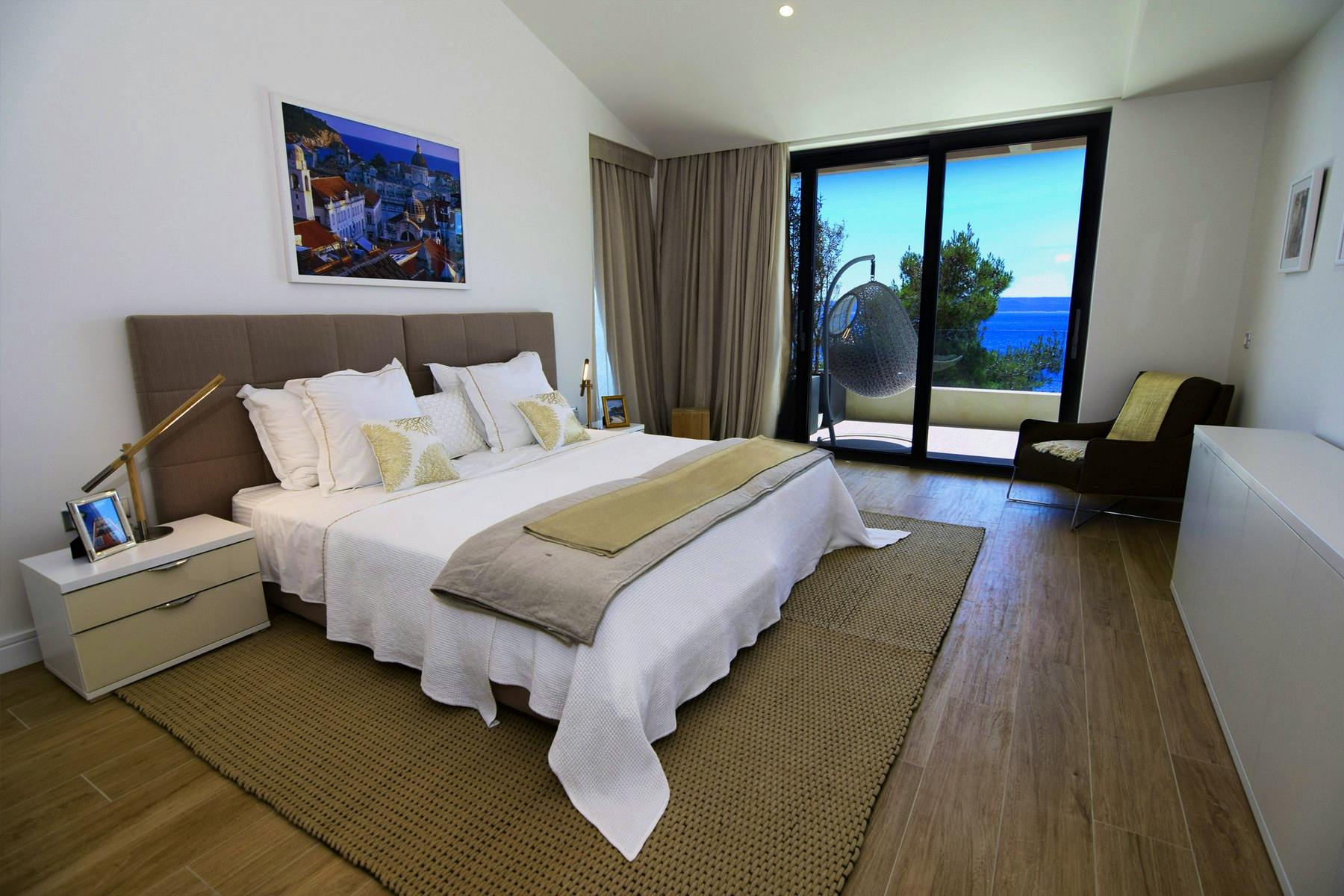 Double bedroom offering sea view