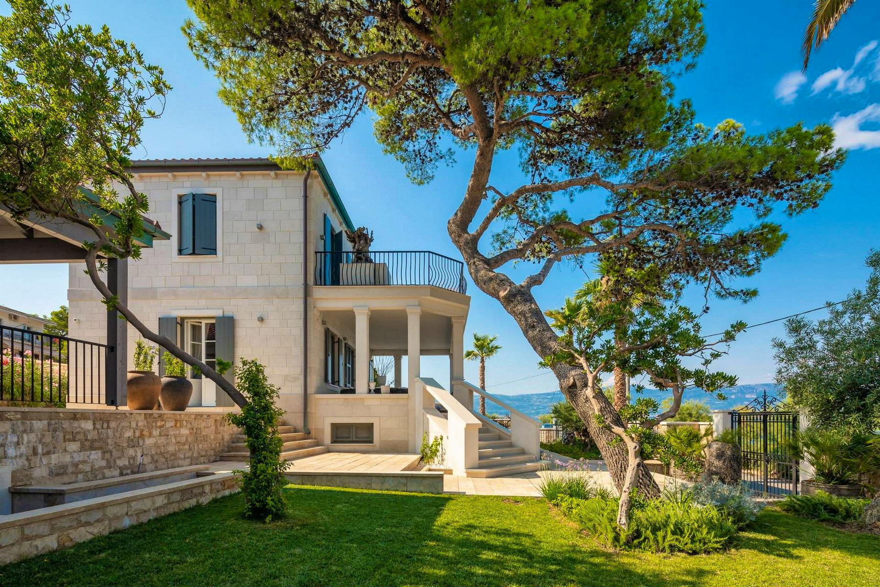 Imposing stone villa for rent