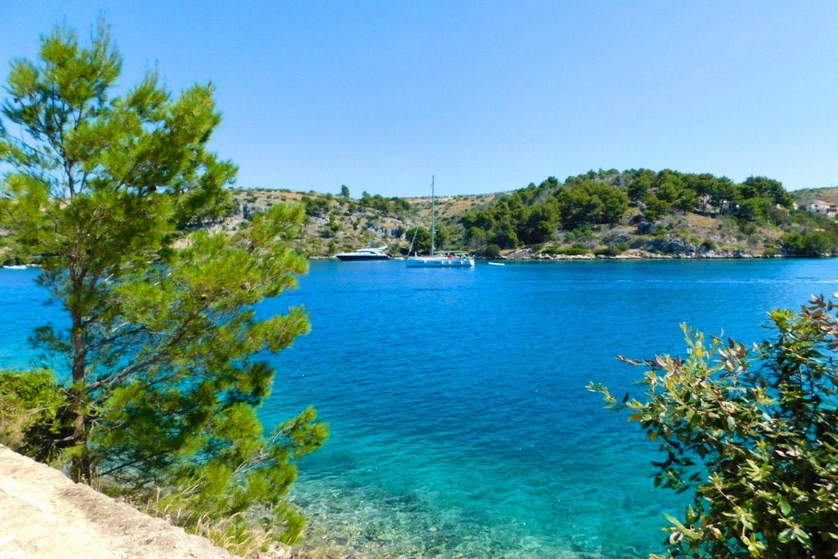 Spacious plot in the first row to the sea