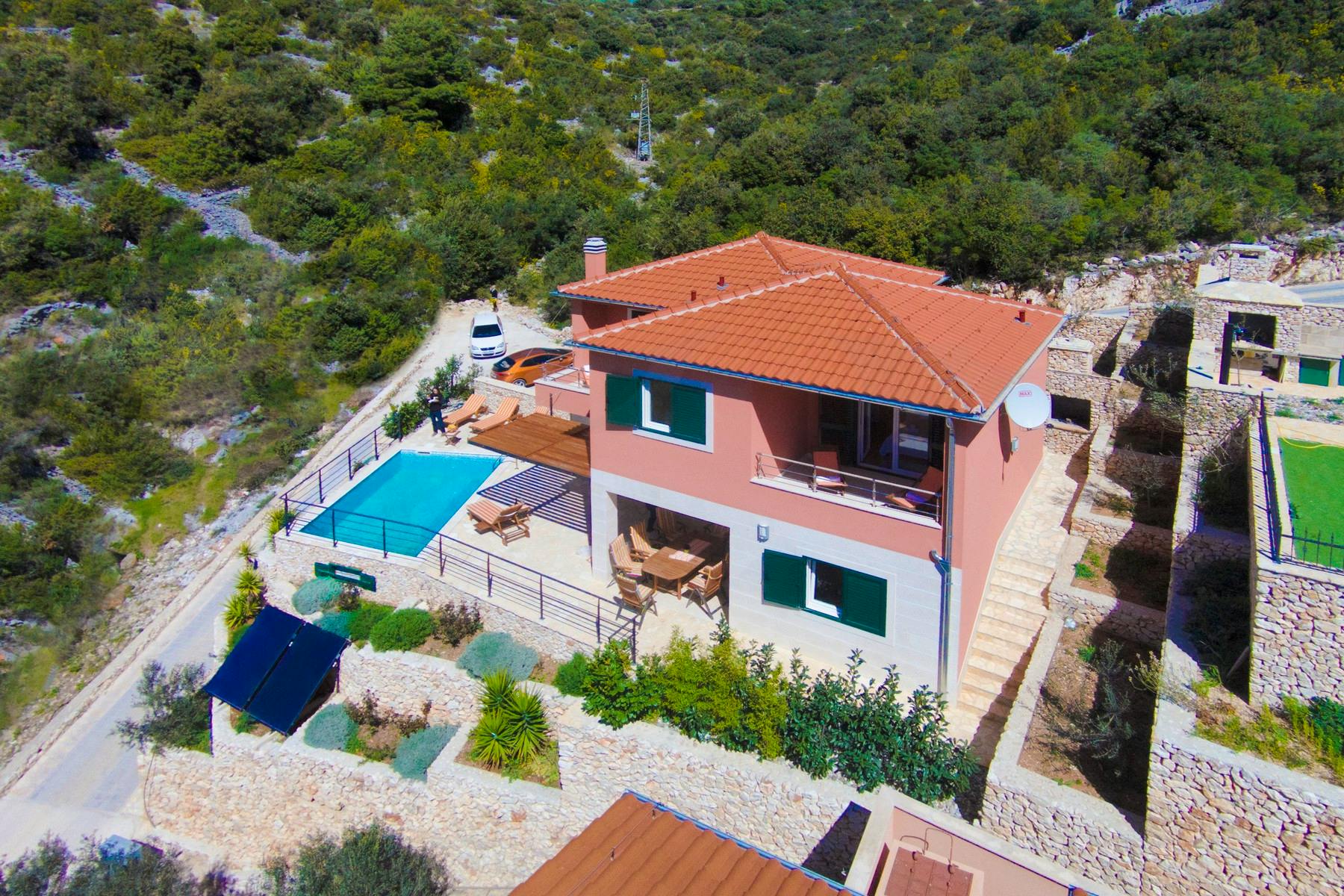 Villa with swimming pool near Trogir