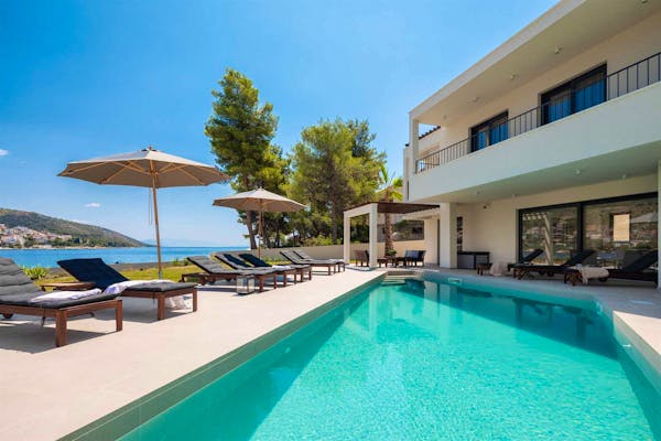 Seafront villa with swimming pool and sea view