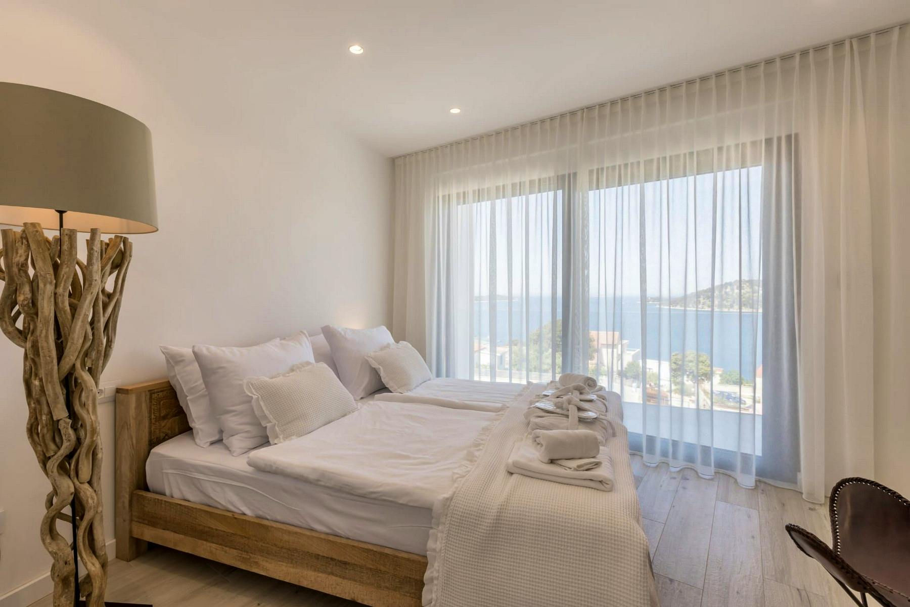 Dvokrevetna spavaća soba s pogledom na Jadran