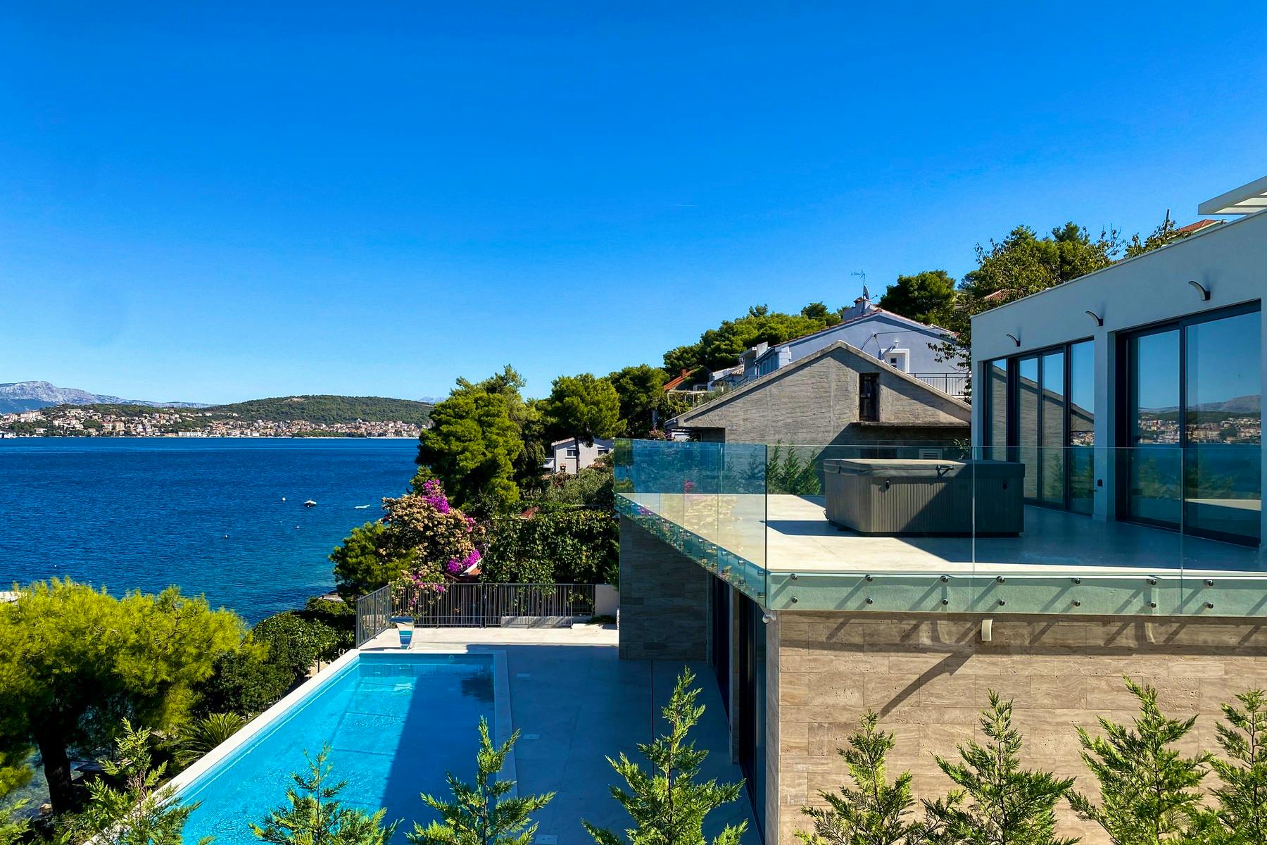 Seafront villa with swimming pool and spectacular sea view