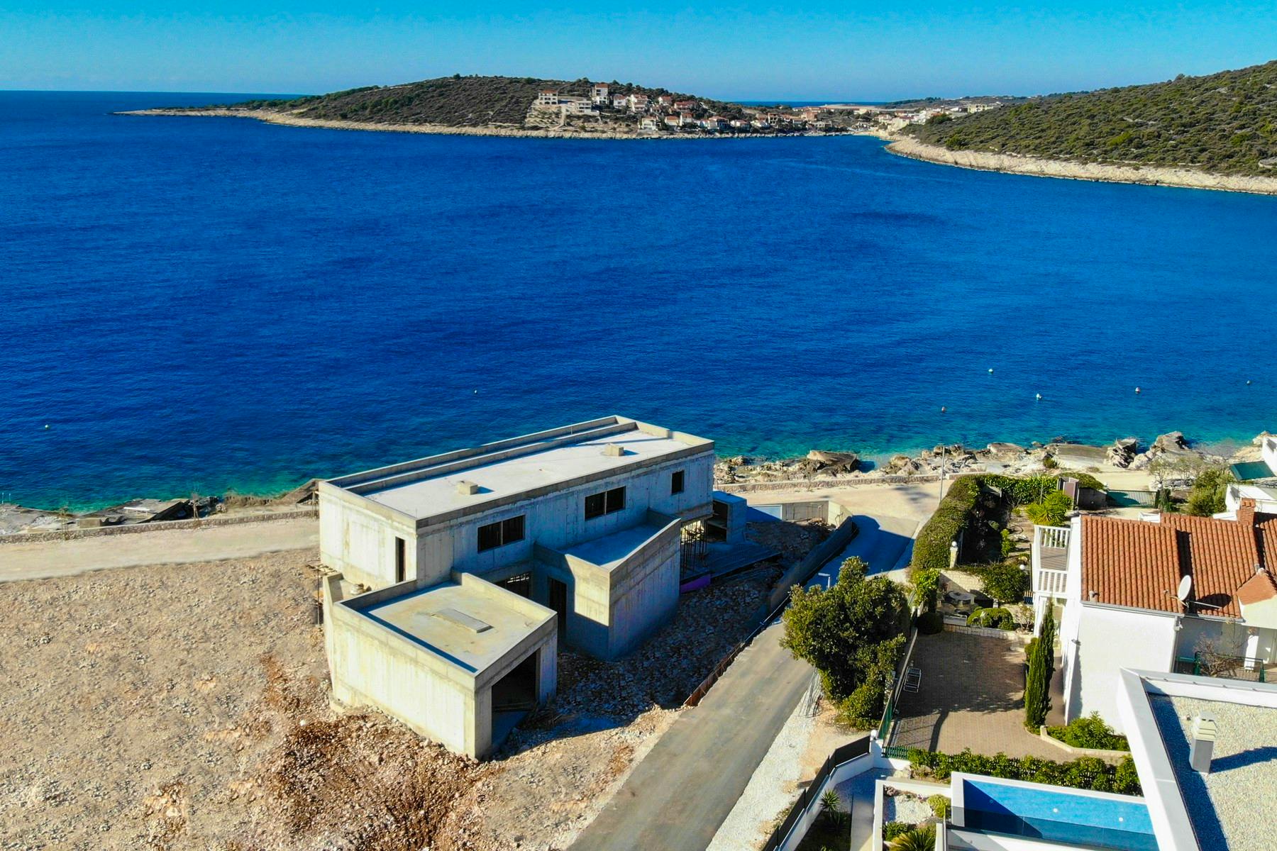 Novoizgrađena vila uz more