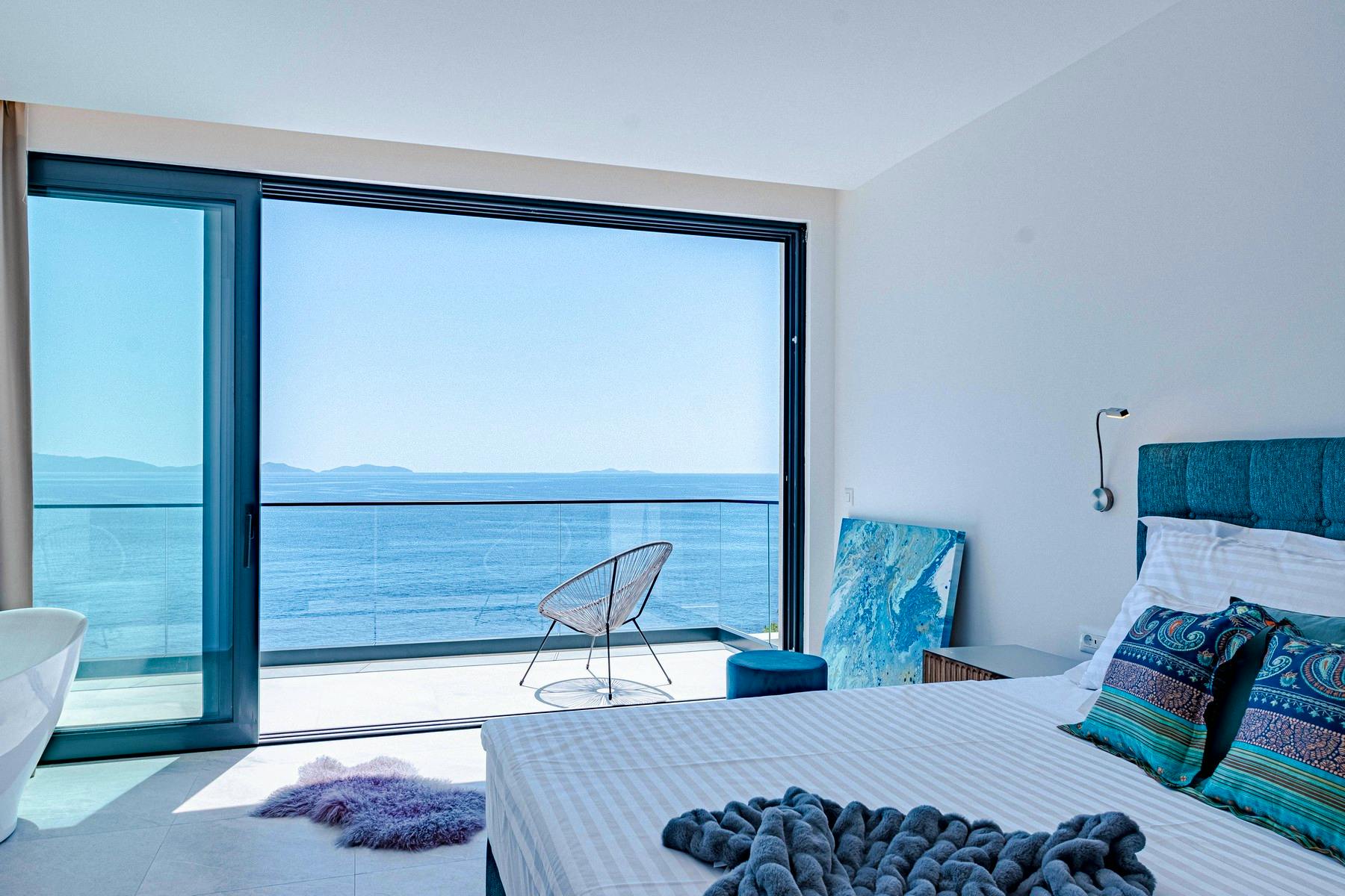 Dvokrevetna soba iz koje se pruža pogled na more