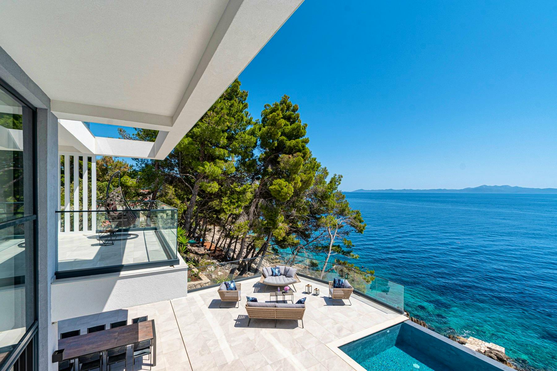 Amazing seafront villa for rent