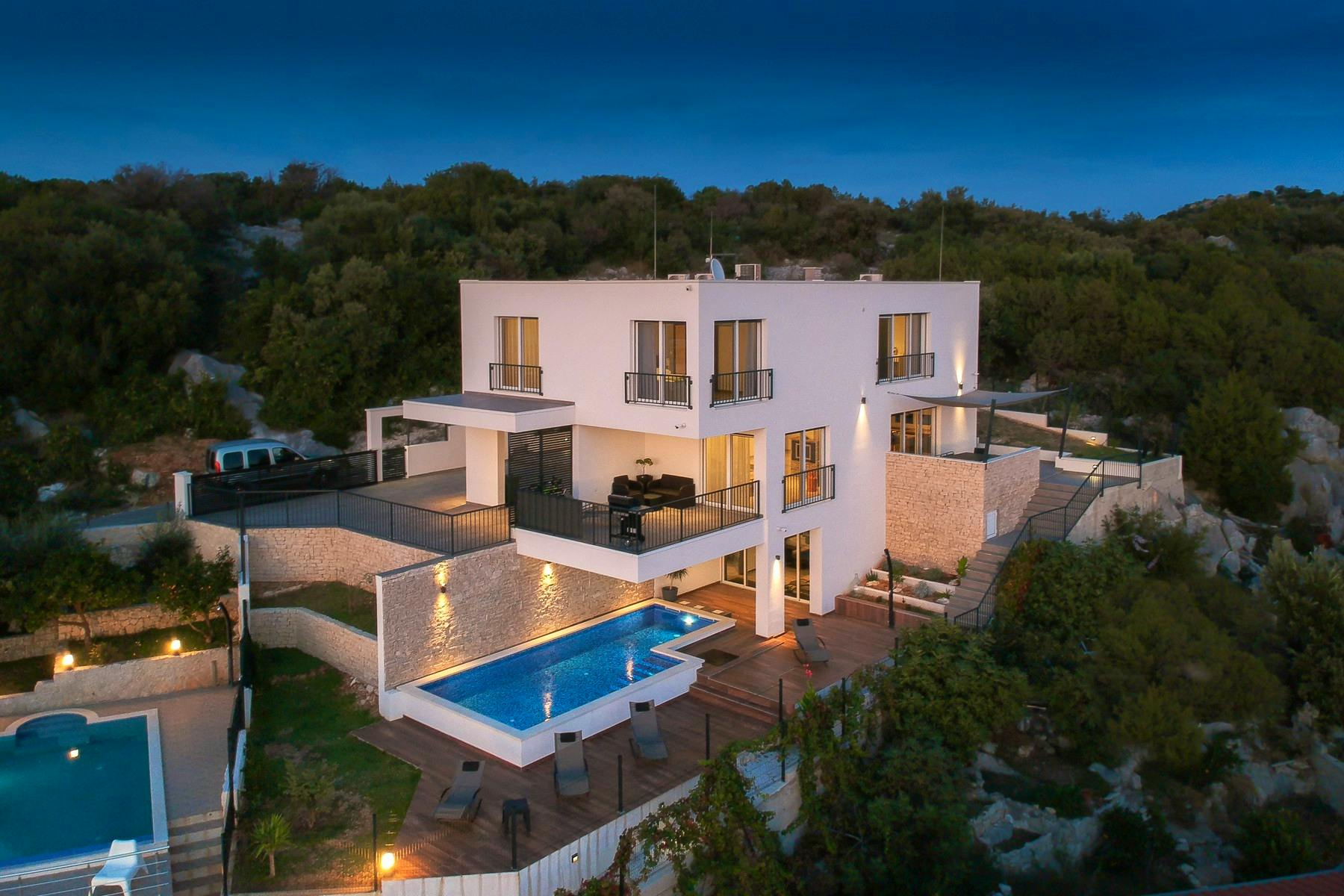 Newly-built villa boasting sea view