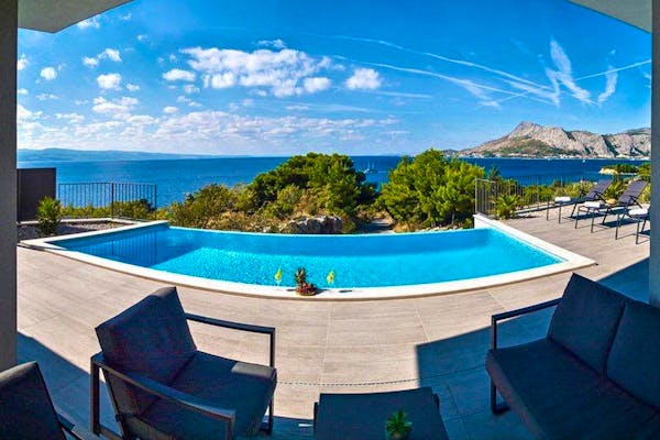 Spectacular view of the pool and the sea