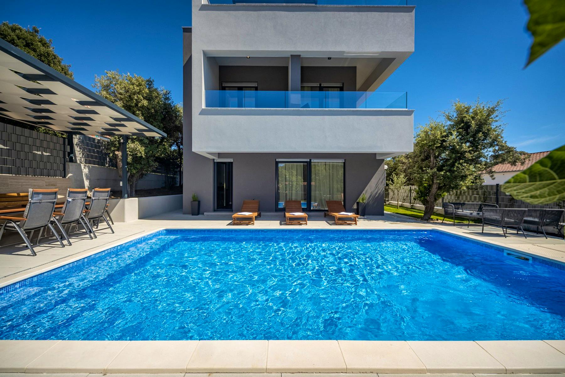Modern villa for pool for sale 