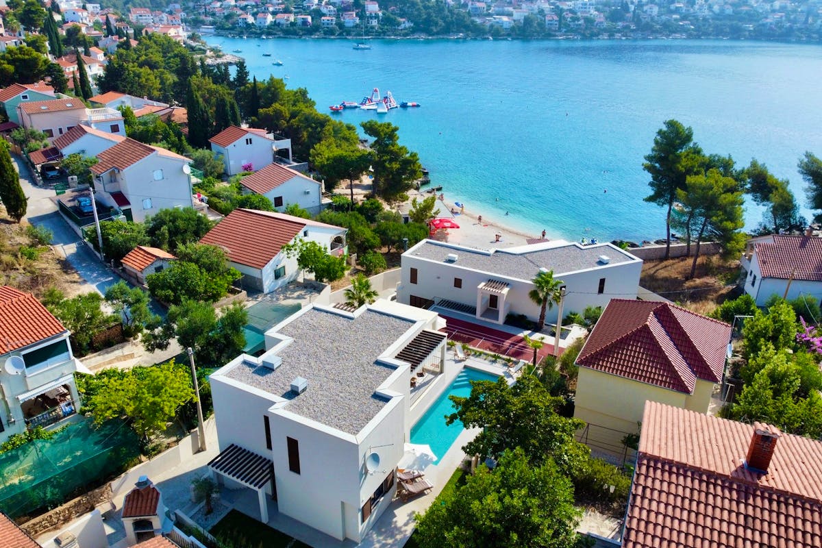 Modern villa in the second row to the sea